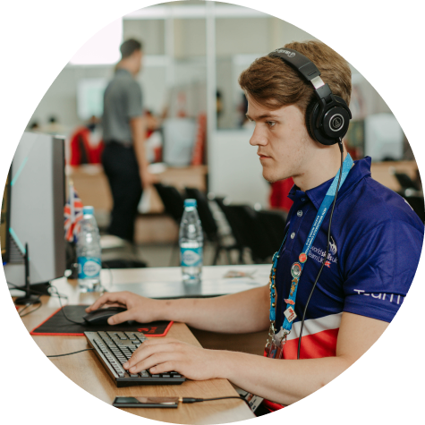 英国WorldSkills竞争者坐在电脑前