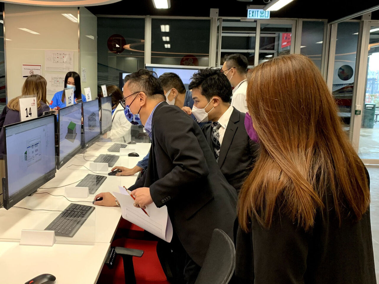 法官们研究了世界大教堂香港的第一座建筑信息建模竞赛的工作。