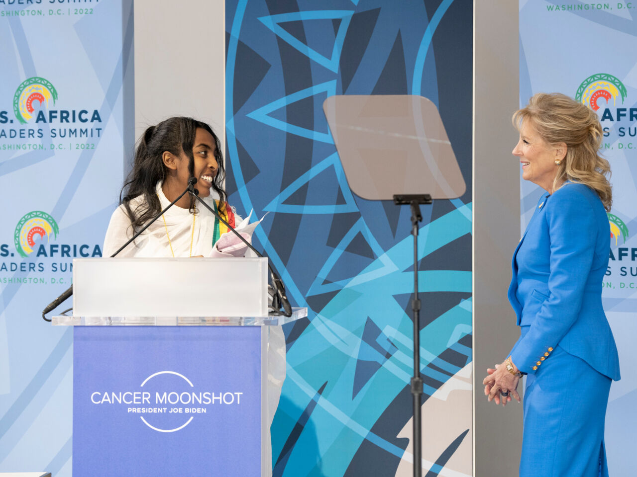 第一夫人的吉尔·拜登（Jill Biden）和卡尔基丹·塔达斯（Kalkidan Tadesse），来自贝加格马克（Bechangemaker）2022年的获胜者，在2022年12月14日在华盛顿特区的肯尼迪中心的美国非洲领导人峰会上获得了贝克纳格马克（Bechangemaker）2022年的冠军。